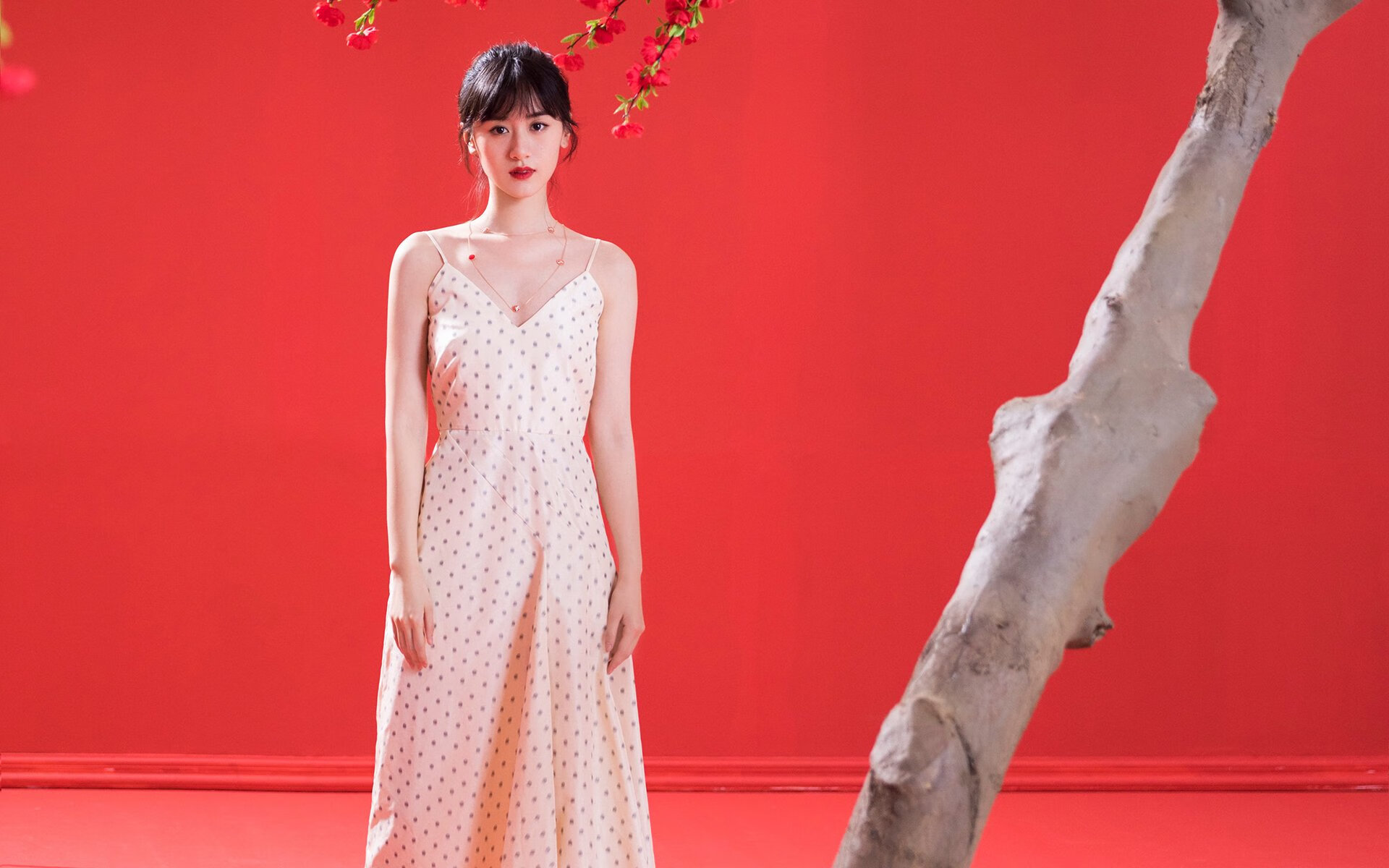 “泥泞火花：雨后赛道的疯狂对决”，雨后泥泞的路